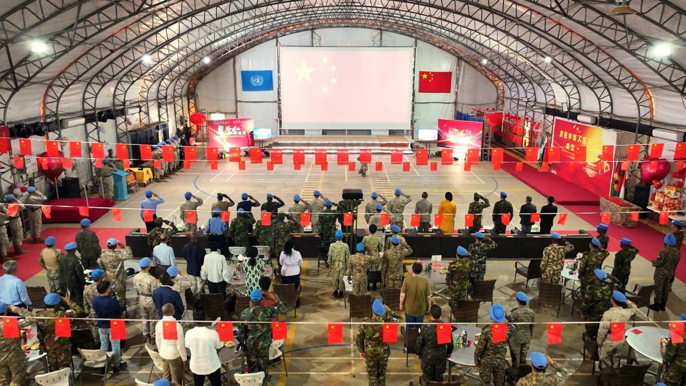 中国第5批赴阿卜耶伊维和直升机分队全体官兵被授予联合国“和平勋章”